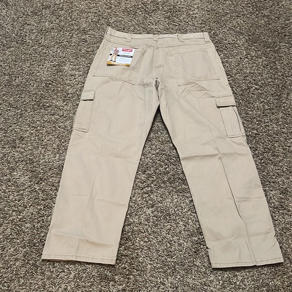 (G) Wrangler Cargo Pants. - Picture 2 of 3